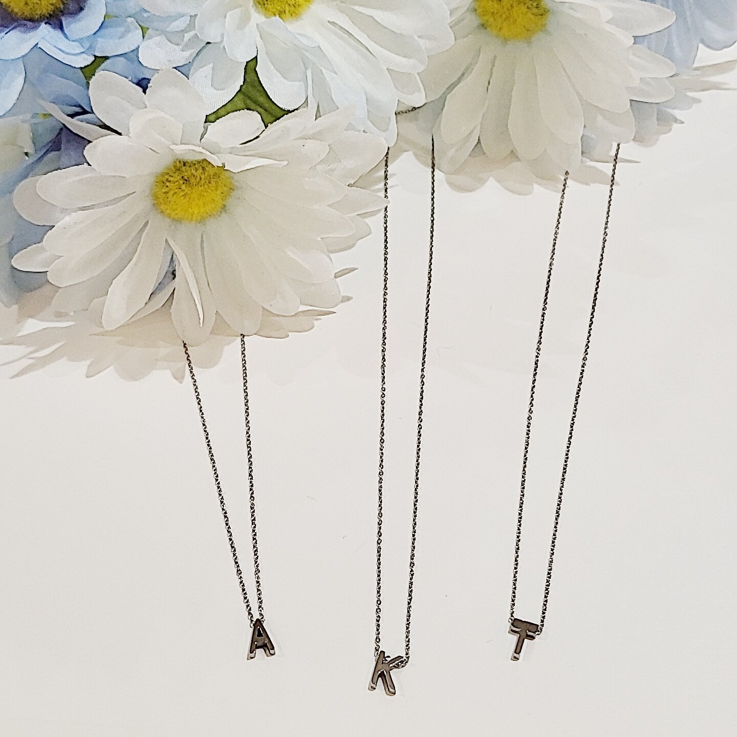 イニシャルネックレス