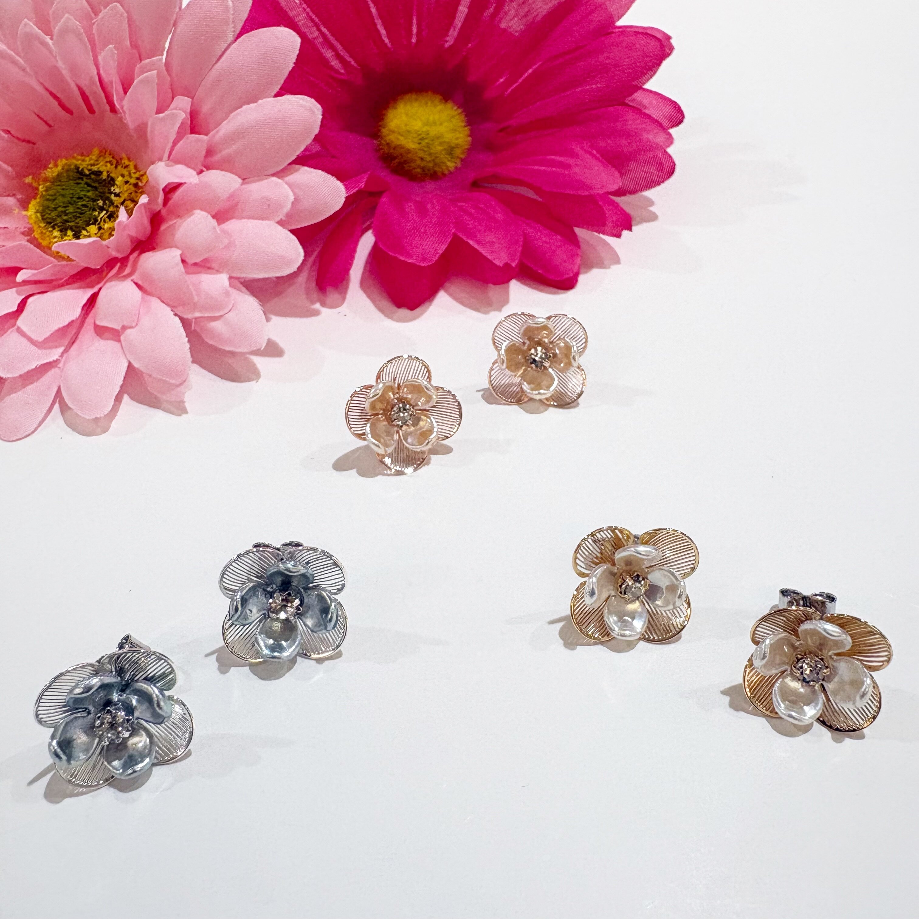 透かしフラワーピアス