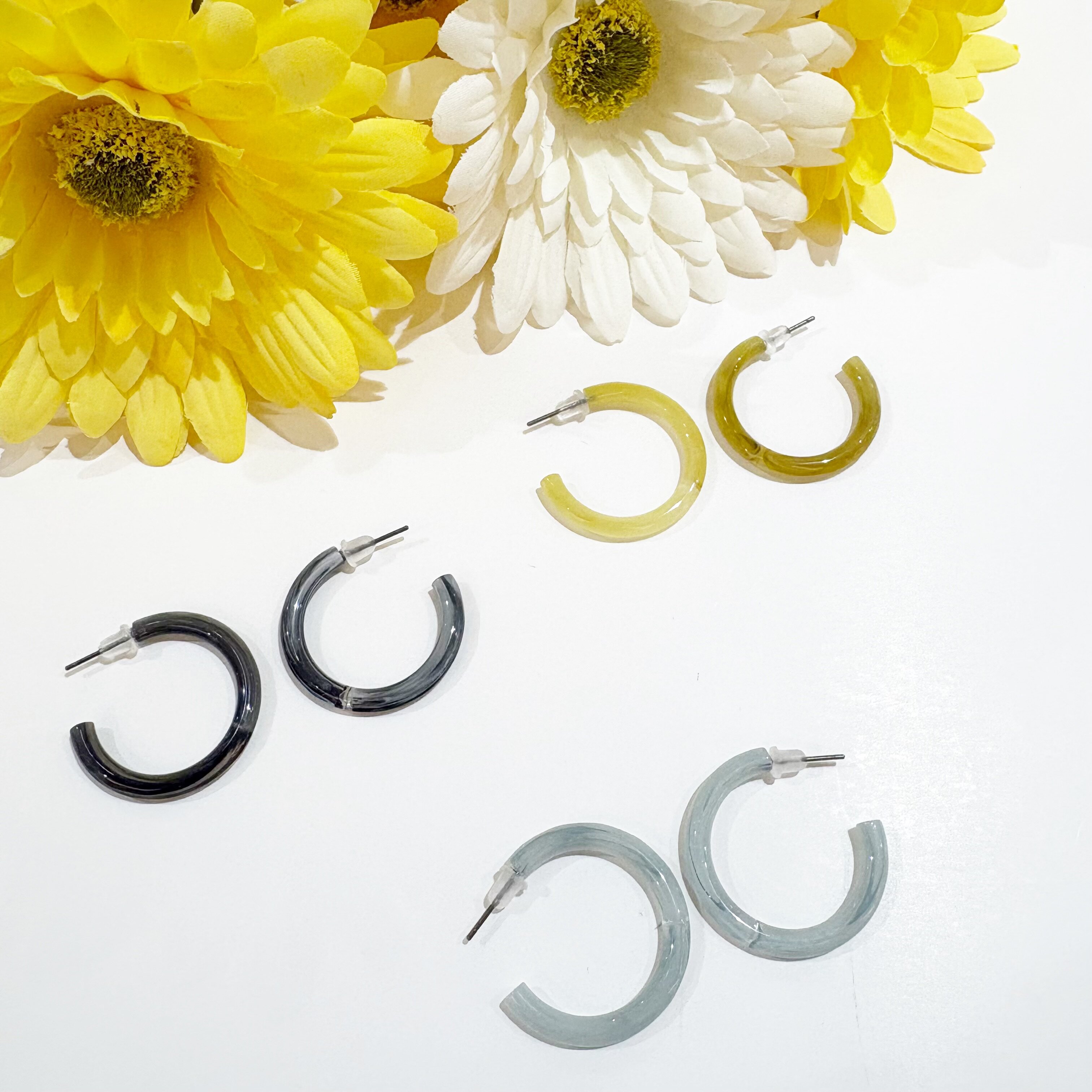 カラーアクリルフープピアス